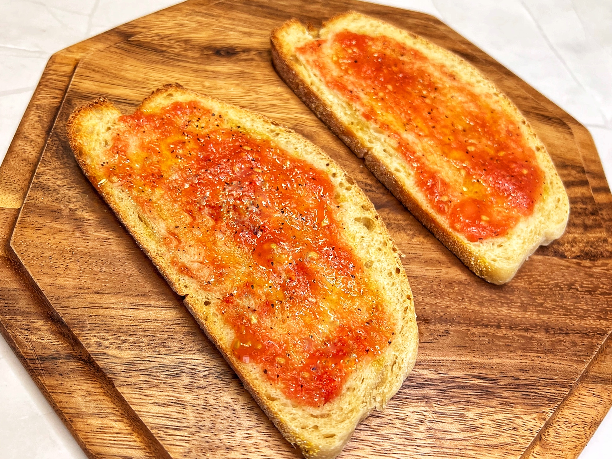 Plated Spanish tomato toast